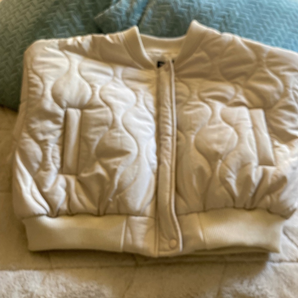 NWT- cream colored, textured puffer style cropped bomber jacket size 16